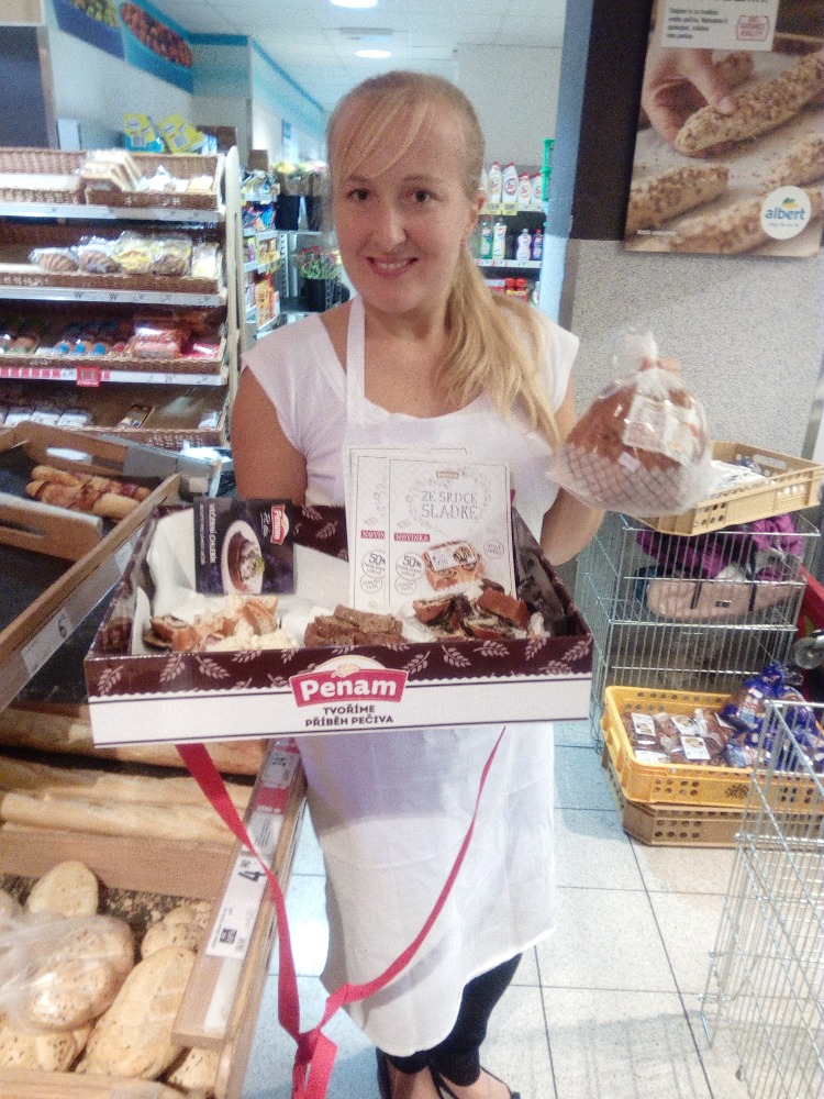 Promotori per la degustazione della pasticceria Penam Praga